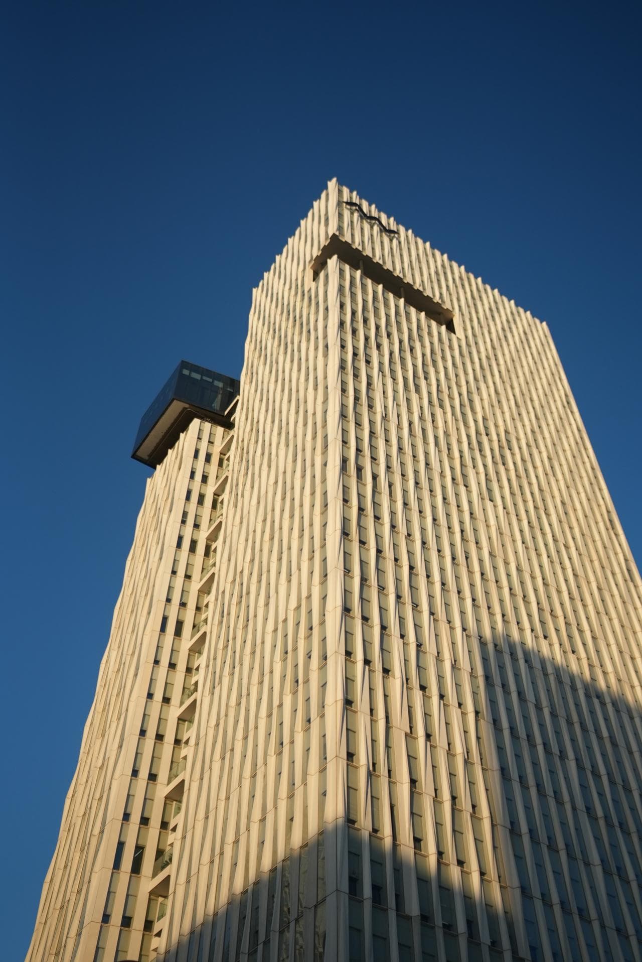 Attijari Tower — Façade métallique · gardes-corps inox.